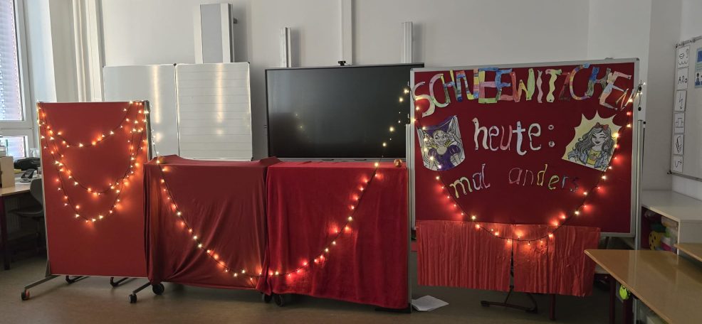 Ein dekorierter Raum mit Lichtern, roten Vorhängen und einem Fernseher.