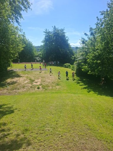 Kinder in weiter Entfernug auf einer Wiese