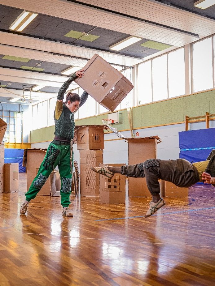 Ballettschuh an einem Fuß, elegant auf den Zehenspitzen balancierend.